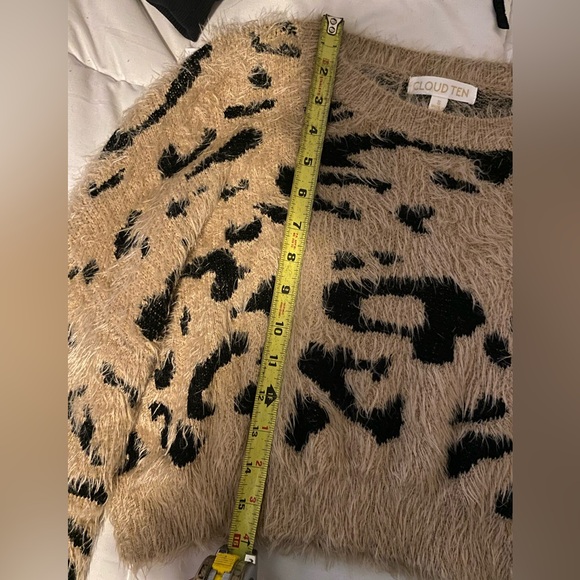 Cropped Cheetah Fuzzy Boutique Sweater - Picture 4 of 4